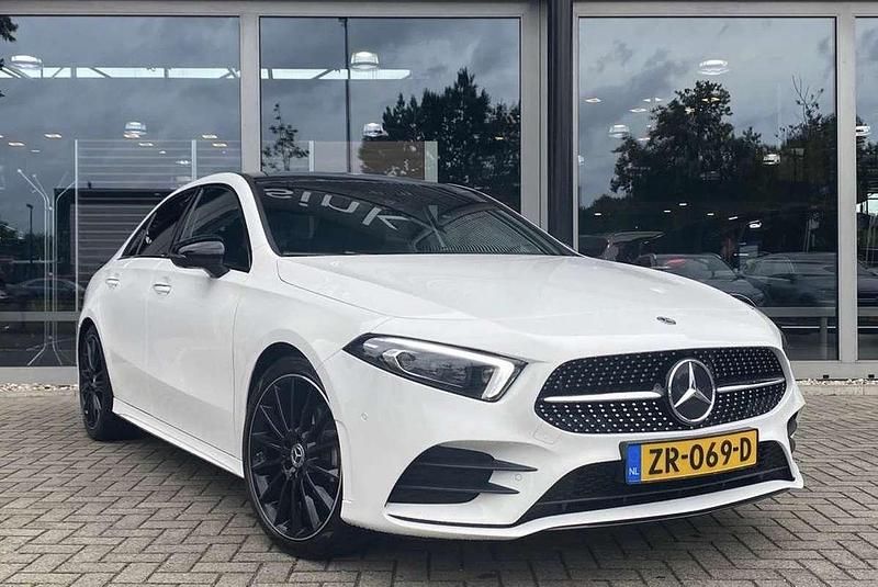 Wit Occasion 2019 Mercedes A200 AMG line Sedan | € 27.500 (Iets duurder) - Afbeelding 1/4