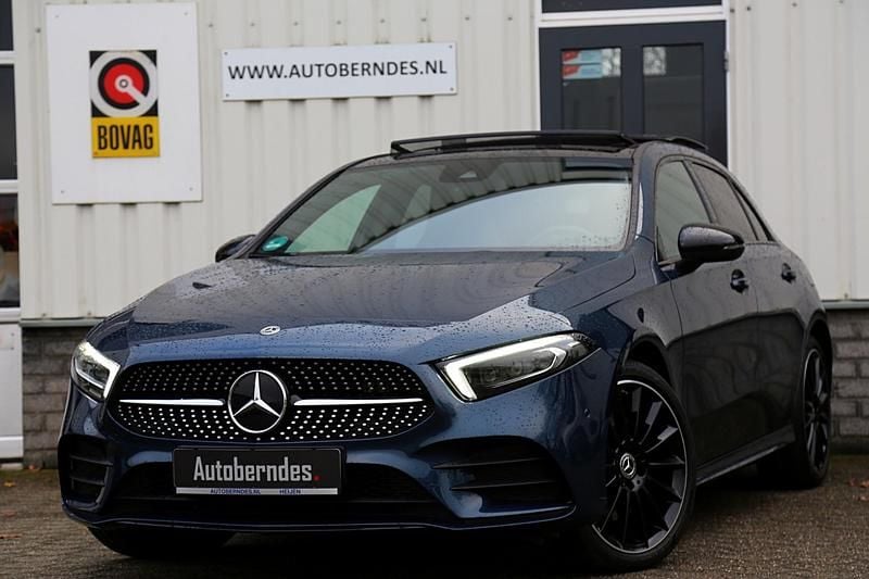 Blauw Gebruikt 2022 Mercedes A250 AMG line Hatchback | € 33.900 (Eerlijke prijs) - Afbeelding 1/4