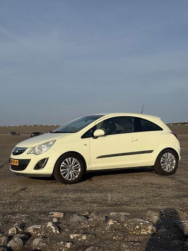 Groen Gebruikt 2011 Opel Corsa Cosmo MPV | € 3.600 (Eerlijke prijs) - Afbeelding 1/4