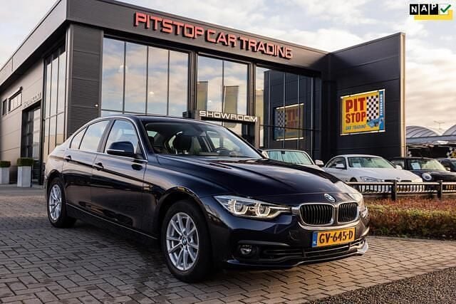 Blauw Gebruikt 2015 BMW 318 Luxury Line Sedan | € 15.950 (Goede deal) - Afbeelding 1/3