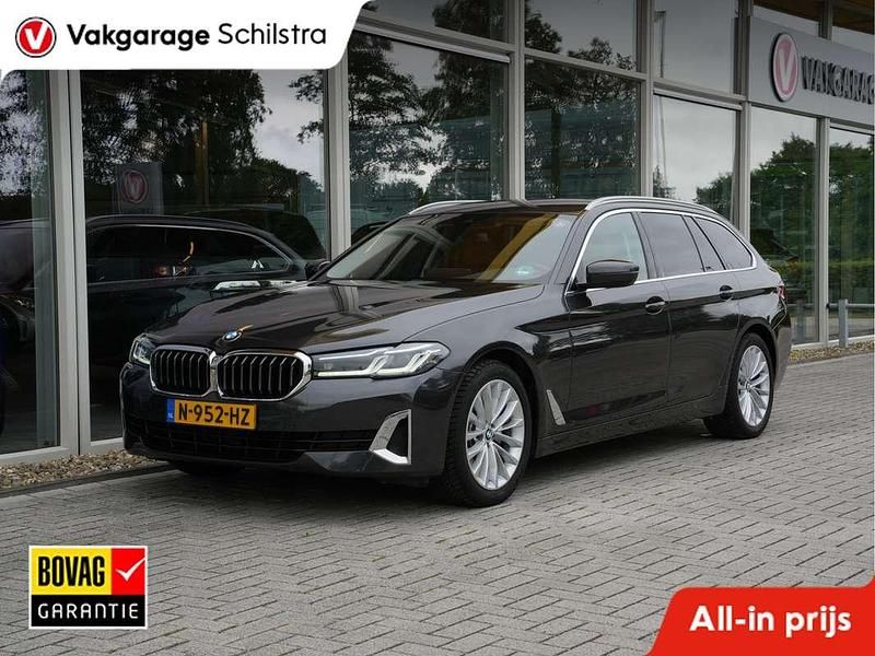 Grijs Gebruikt 2021 BMW 520 Luxury Line Stationwagen | € 35.750 (Eerlijke prijs) - Afbeelding 1/3