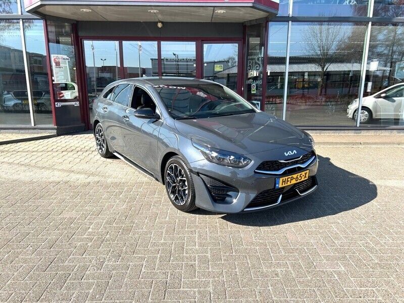 Grijs Gebruikt 2024 Kia ProCeed GT-Line Hatchback | € 32.750 (Super prijs) - Afbeelding 1/4