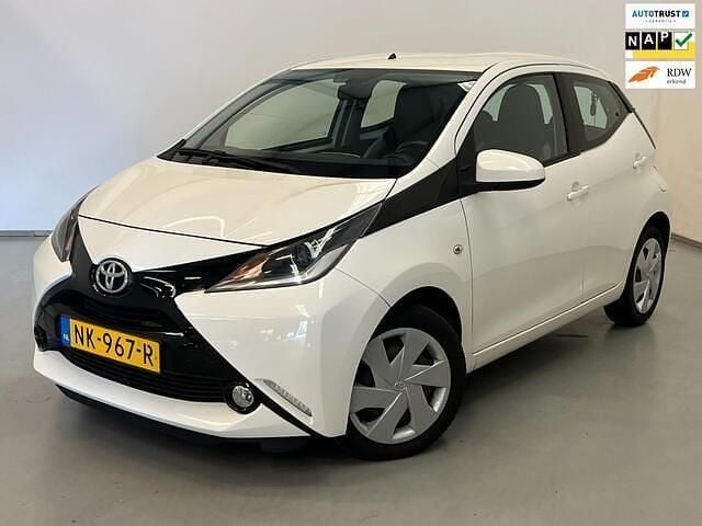 Wit Gebruikt 2017 Toyota Aygo X-play Hatchback | € 7.999 (Eerlijke prijs) - Afbeelding 1/4