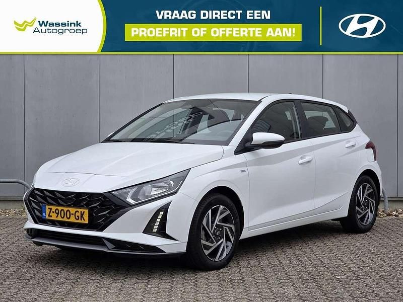 Wit Gebruikt 2024 Hyundai i20 Comfort Hatchback | € 21.440 (Eerlijke prijs) - Afbeelding 1/4