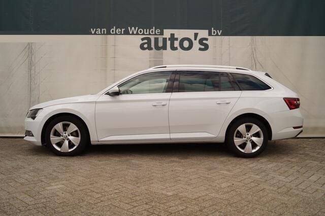 Wit, metallic lak Gebruikt 2018 Skoda Superb Ambition Stationwagen | € 13.900 (Eerlijke prijs) - Afbeelding 1/4