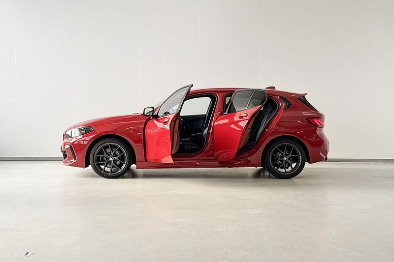 Occasion BMW 118 Executive 140 PK (102 kW) 2021 Melbourne rot metallic (rood metallic) Hatchback