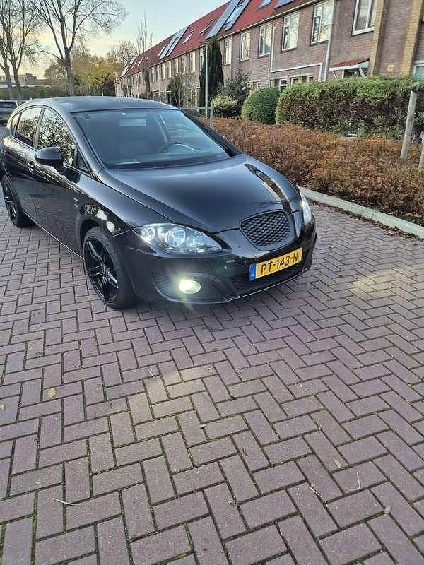 Zwart Gebruikt 2009 Seat Leon Sport Hatchback | € 3.200 (Goede deal) - Afbeelding 1/4