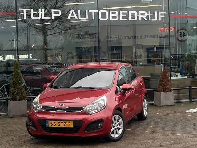 Rood Occasion 2011 Kia Rio Plus Hatchback | € 5.490 (Eerlijke prijs) - Afbeelding 1/4