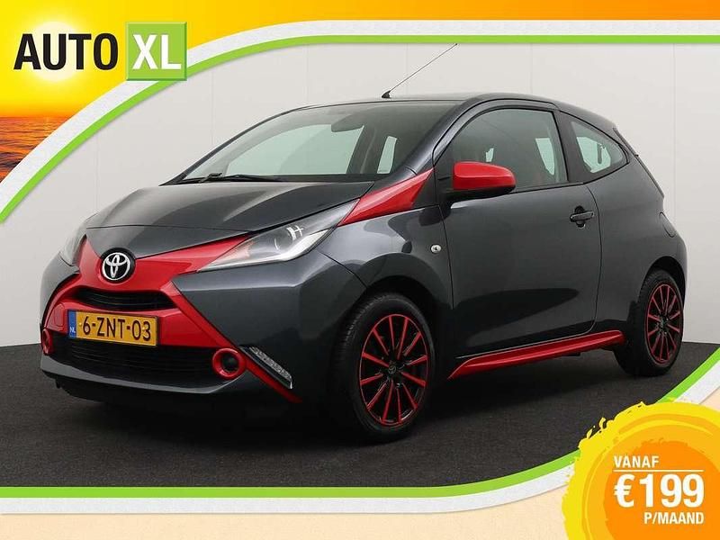 Grijs Gebruikt 2015 Toyota Aygo X-play Hatchback | € 9.940 (Goede deal) - Afbeelding 1/4