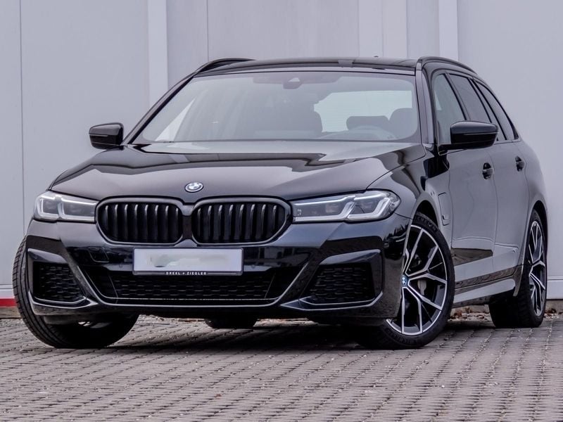 Zwart Gebruikt 2024 BMW 530e M Sport Stationwagen | € 53.800 (Eerlijke prijs) - Afbeelding 1/4