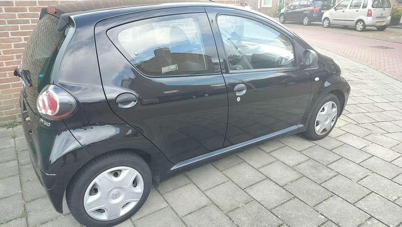 Zwart Gebruikt 2010 Toyota Aygo Hatchback | € 4.000 (Iets duurder) - Afbeelding 1/4
