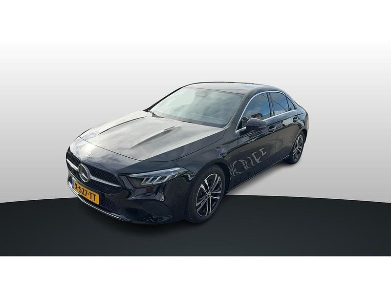 Zwart Gebruikt 2024 Mercedes A180 Business Sedan | € 34.945 (Eerlijke prijs) - Afbeelding 1/3