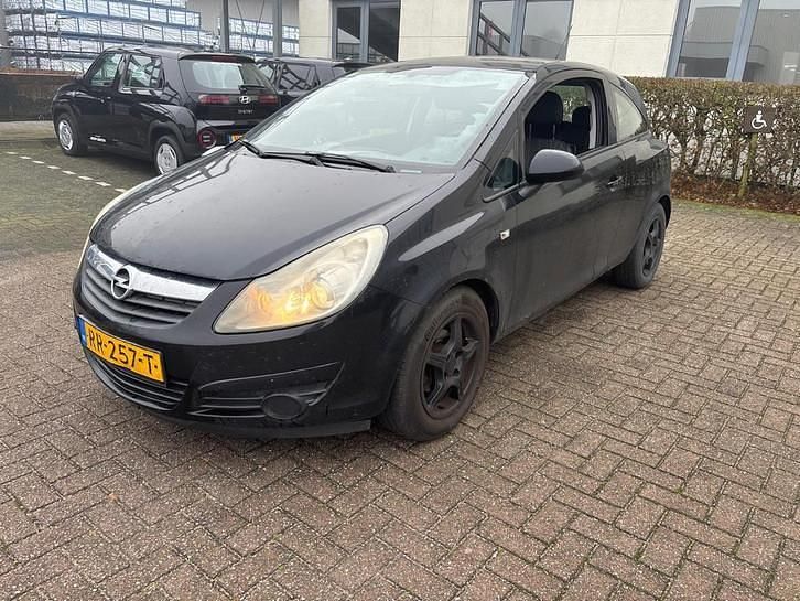 Zwart (metallic) Occasion 2008 Opel Corsa Enjoy Hatchback | € 1.650 (Goede deal) - Afbeelding 1/4