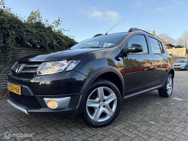 Zwart (metallic) Gebruikt 2014 Dacia Sandero Lauréate Hatchback | € 6.350 (Eerlijke prijs) - Afbeelding 1/4