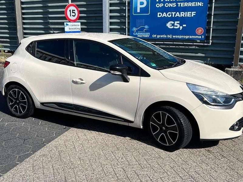 Beige Gebruikt 2015 Renault Clio IV Expression Hatchback | € 7.000 (Eerlijke prijs) - Afbeelding 1/4