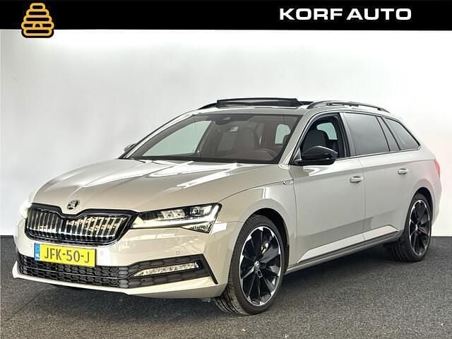 Grijs Gebruikt 2022 Skoda Superb SportLine Stationwagen | € 25.900 (Eerlijke prijs) - Afbeelding 1/4