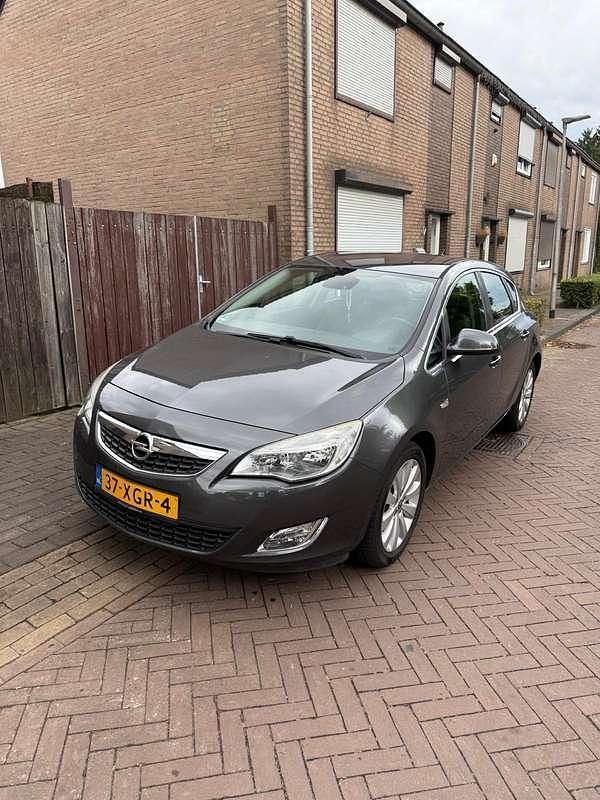 Gebruikt 2012 Opel Astra Sedan | € 4.950 (Eerlijke prijs) - Afbeelding 1/4