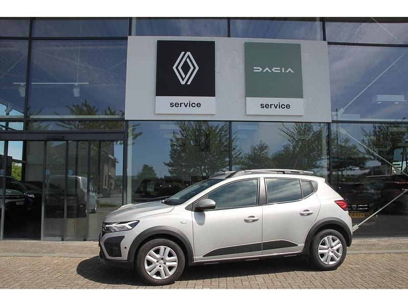Grijs Occasion 2024 Dacia Sandero Expression Hatchback | € 19.625 (Iets duurder) - Afbeelding 1/3