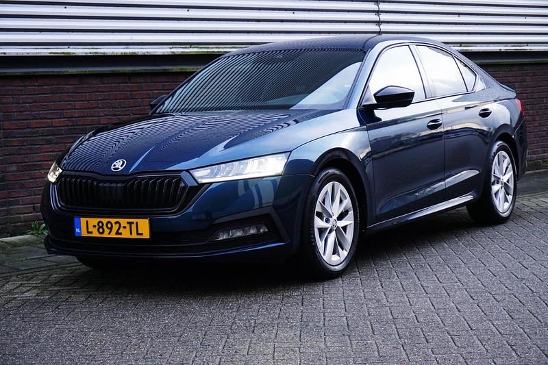 Blauw Occasion 2021 Skoda Octavia Business Line Hatchback | € 17.450 (Eerlijke prijs) - Afbeelding 1/4