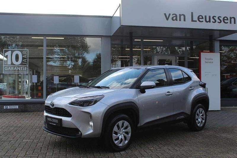 Grijs Gebruikt 2024 Toyota Yaris Cross SUV | € 25.900 (Eerlijke prijs) - Afbeelding 1/4