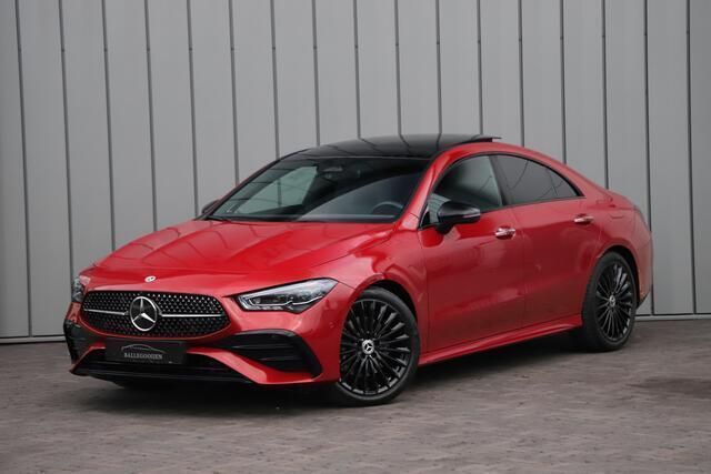 Rood, metallic lak Gebruikt 2023 Mercedes CLA200 AMG Sedan | € 41.950 (Iets duurder) - Afbeelding 1/4