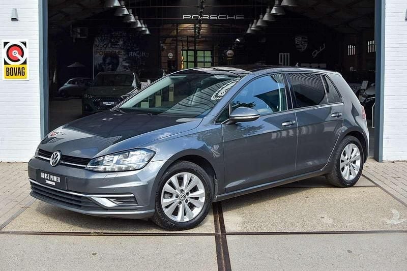Grijs, metallic lak Gebruikt 2017 VW Golf VII Comfortline Hatchback | € 13.850 (Eerlijke prijs) - Afbeelding 1/4