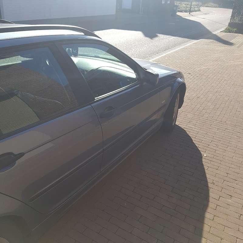 Blauw Gebruikt 2000 BMW 318 Executive Stationwagen | € 400 (Goede deal) - Afbeelding 1/4