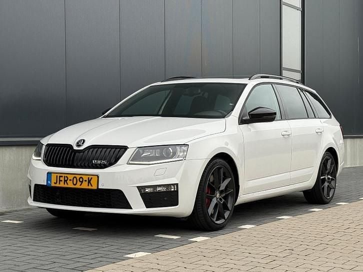 Wit Occasion 2015 Skoda Octavia RS Stationwagen | € 17.450 (Duur) - Afbeelding 1/4
