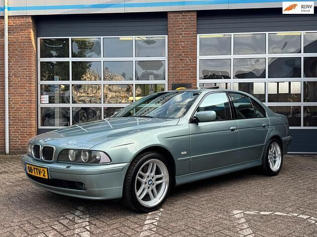 Groen Gebruikt 2002 BMW 540 Lifestyle Sedan | € 16.995 - Afbeelding 1/4