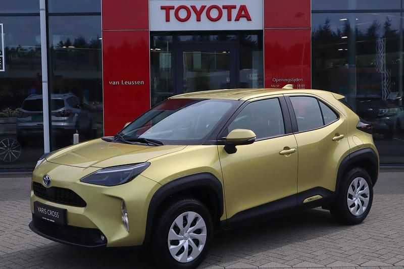Goud, metallic lak Gebruikt 2023 Toyota Yaris Cross Active SUV | € 24.900 (Goede deal) - Afbeelding 1/4
