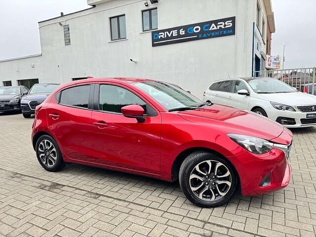 Rood Gebruikt 2018 Mazda 2 Exclusive-Line Sedan | € 10.950 (Eerlijke prijs) - Afbeelding 1/4
