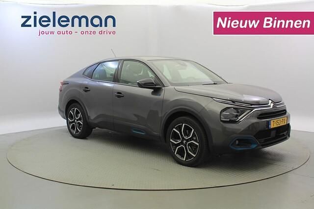 Grijs, metallic lak Gebruikt 2023 Citroën e-C4 Feel Sedan | € 17.845 (Super prijs) - Afbeelding 1/4