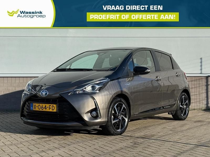 Grijs Occasion 2023 Toyota Yaris Hybrid Hatchback | € 19.035 (Super prijs) - Afbeelding 1/4