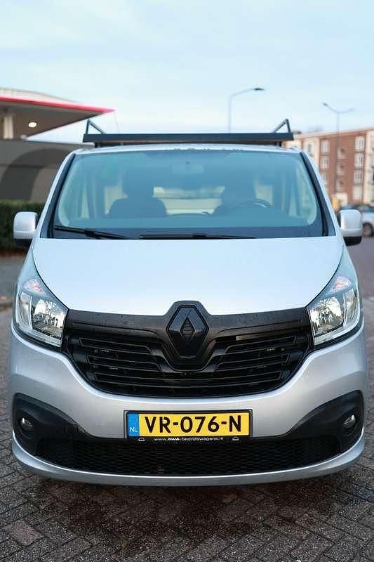 Grijs Occasion 2015 Renault Trafic Basis MPV | € 9.000 - Afbeelding 1/4