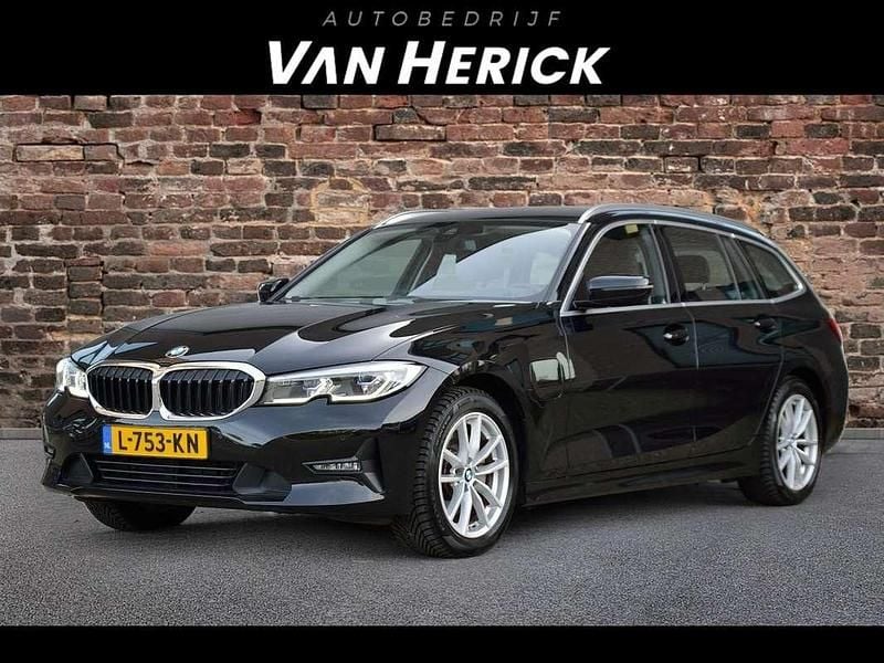 Zwart Gebruikt 2021 BMW 320e Stationwagen | € 24.945 (Super prijs) - Afbeelding 1/4