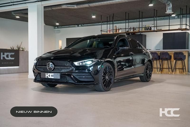 Zwart Gebruikt 2023 Mercedes CLA250e AMG Sedan | € 37.950 (Eerlijke prijs) - Afbeelding 1/4