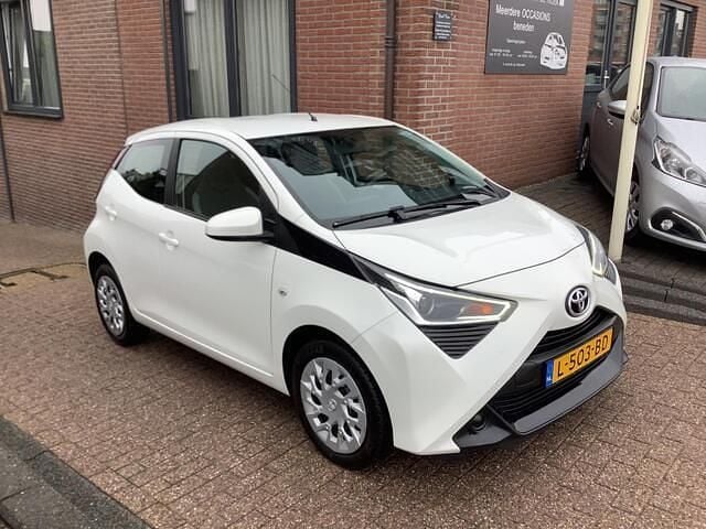 Wit Occasion 2021 Toyota Aygo X-play Hatchback | € 7.950 (Eerlijke prijs) - Afbeelding 1/4