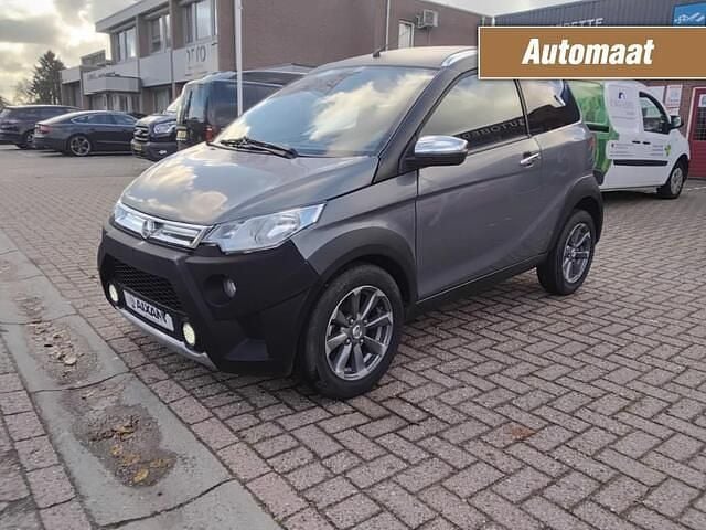 Grijs, metallic lak Gebruikt 2017 Aixam Crossline Hatchback | € 11.500 - Afbeelding 1/4