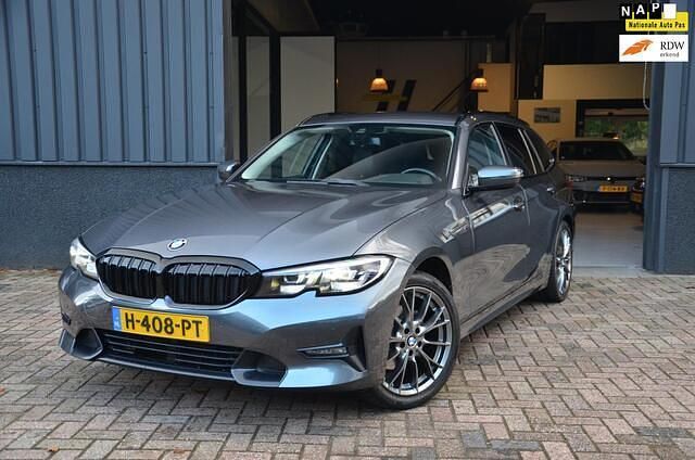 Grijs Gebruikt 2020 BMW 320 Executive Stationwagen | € 21.699 (Goede deal) - Afbeelding 1/4