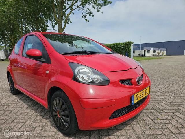 Rood Gebruikt 2006 Toyota Aygo Hatchback | € 1.999 (Eerlijke prijs) - Afbeelding 1/4
