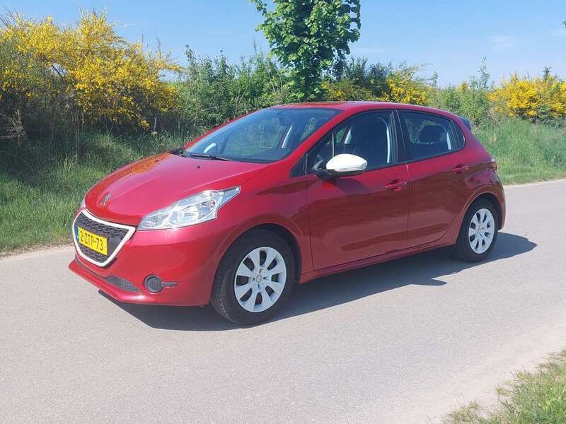 Rood Gebruikt 2015 Peugeot 208 Hatchback | € 5.800 (Eerlijke prijs) - Afbeelding 1/4