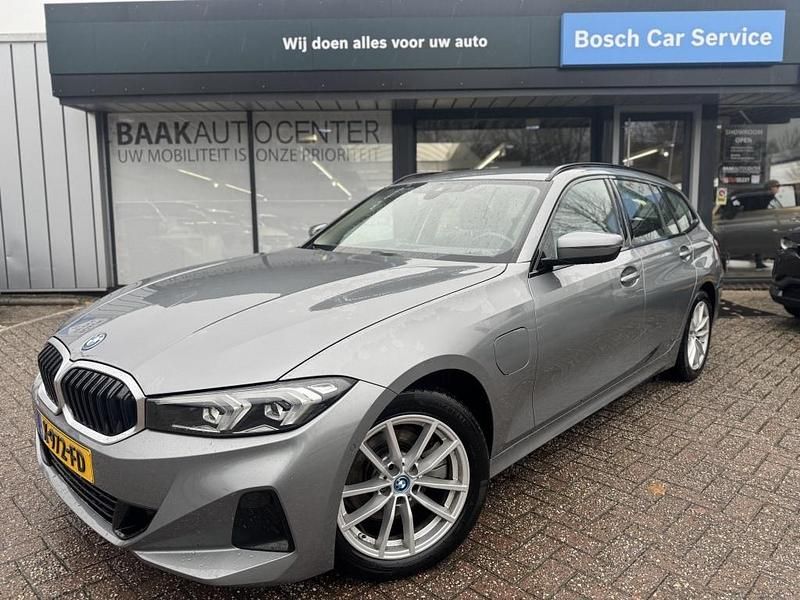 Grijs Gebruikt 2023 BMW 320 Stationwagen | € 33.950 (Goede deal) - Afbeelding 1/4