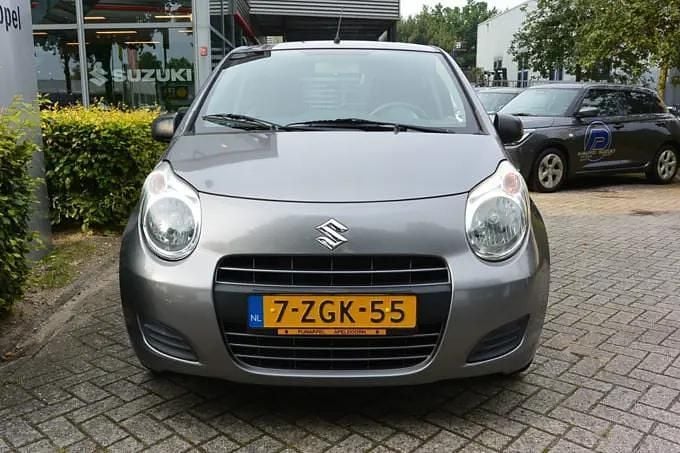 Grijs, metallic lak Gebruikt 2015 Suzuki Alto Hatchback | € 7.250 (Eerlijke prijs) - Afbeelding 1/4