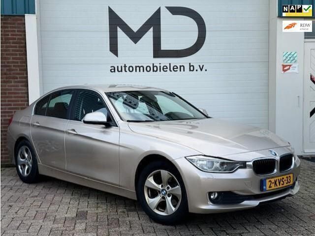 Grijs, metallic lak Gebruikt 2013 BMW 320 Efficient Dynamics Sedan | € 9.450 (Goede deal) - Afbeelding 1/4