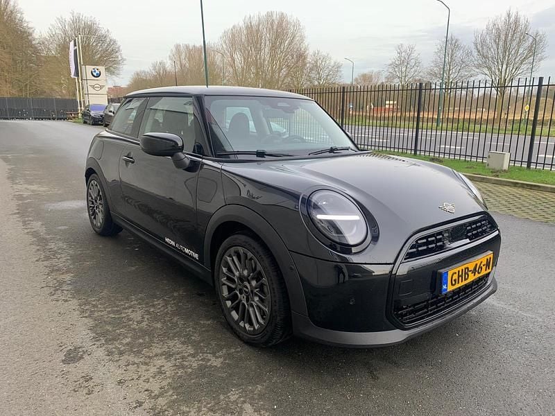 Occasion Mini Cooper Essential 156 PK (114 kW) 2024 Zwart Hatchback