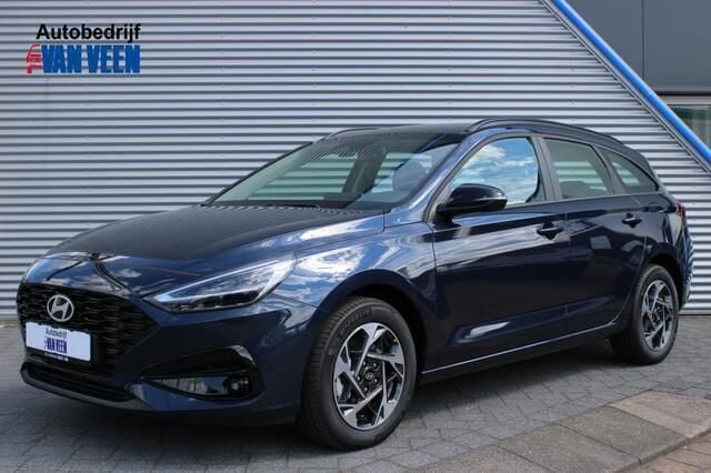 Blauw, metallic lak Nieuw 2024 Hyundai i30 Comfort Stationwagen | € 35.945 (Iets duurder) - Afbeelding 1/4