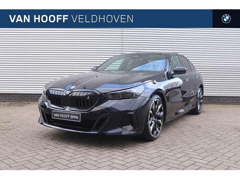 Zwart Nieuw 2025 BMW i5 M Sport Sedan | € 97.730 (Duur) - Afbeelding 1/4