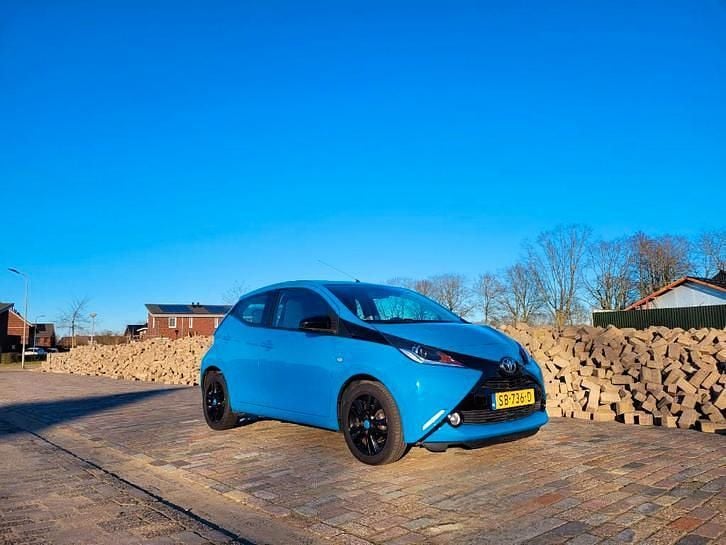 Blauw (metallic) Gebruikt 2016 Toyota Aygo X-cite Hatchback | € 10.500 (Goede deal) - Afbeelding 1/4