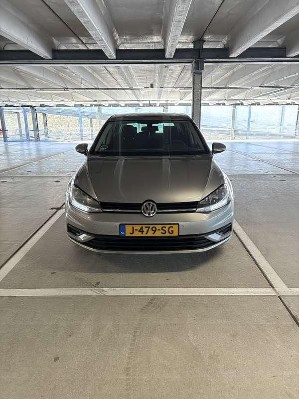 Grijs Gebruikt 2019 VW Golf VII Comfortline Sedan | € 16.500 (Goede deal) - Afbeelding 1/4