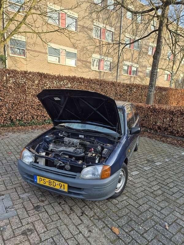 Blauw Occasion 1996 Toyota Starlet Hatchback | € 700 - Afbeelding 1/4